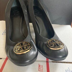 Tory Burch Black Pumps with Gold emblem 9M
